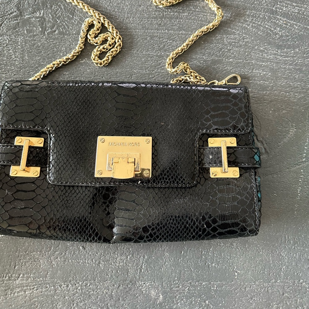 Beautiful Micheal Kors purse.  Has chain or you can take it off